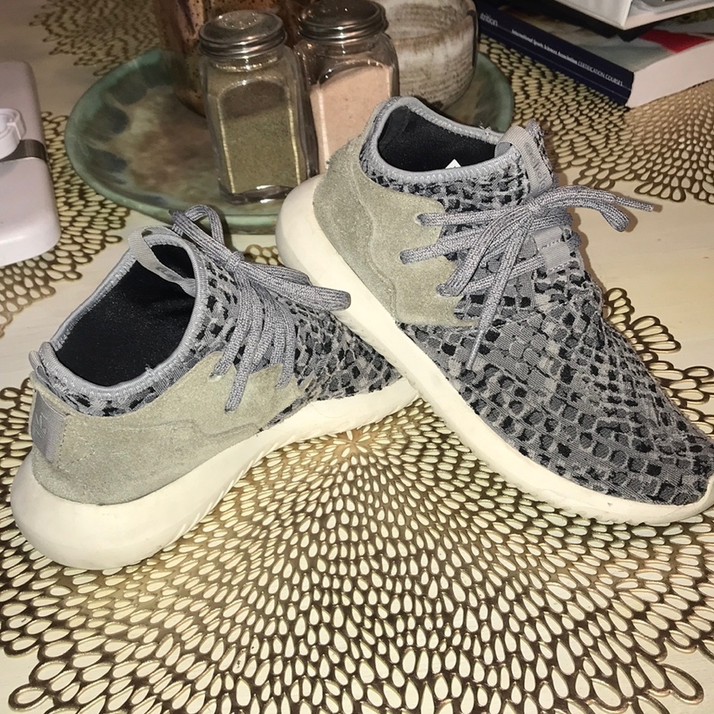 Adidas shoes women size 6 snakeskin pattern